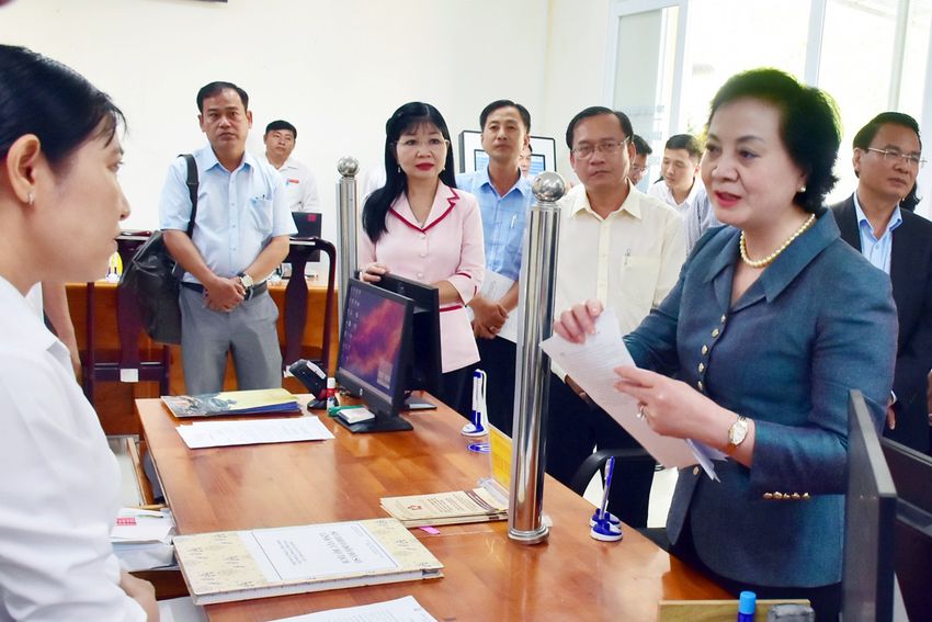 Phó Thủ tướng Chính phủ Phạm Thị Thanh Trà kiểm tra mô hình chính quyền 2 cấp tại phường Vĩnh Tế