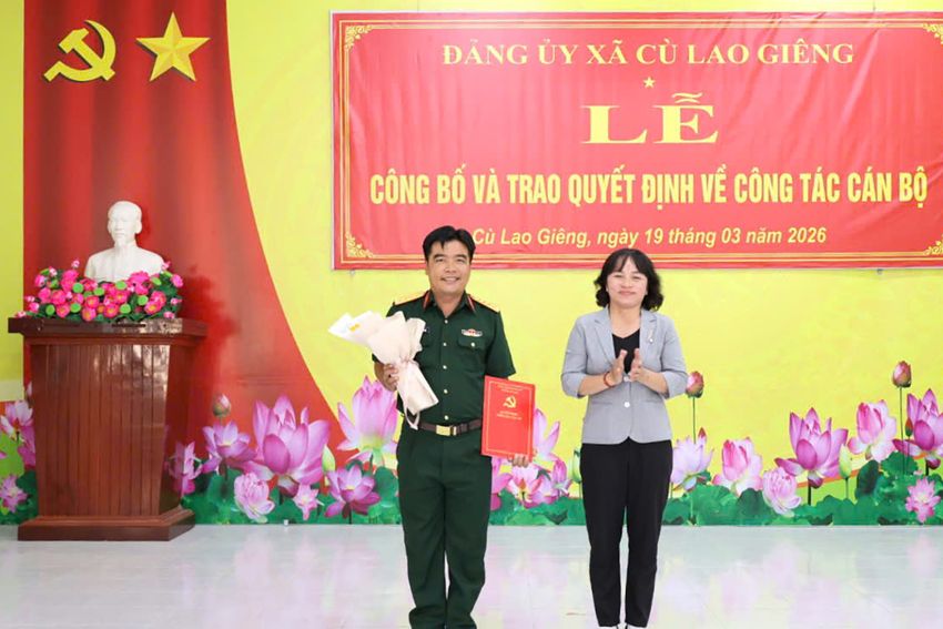 Xã Cù Lao Giêng trao quyết định của Ban Thường vụ Tỉnh ủy về công tác cán bộ