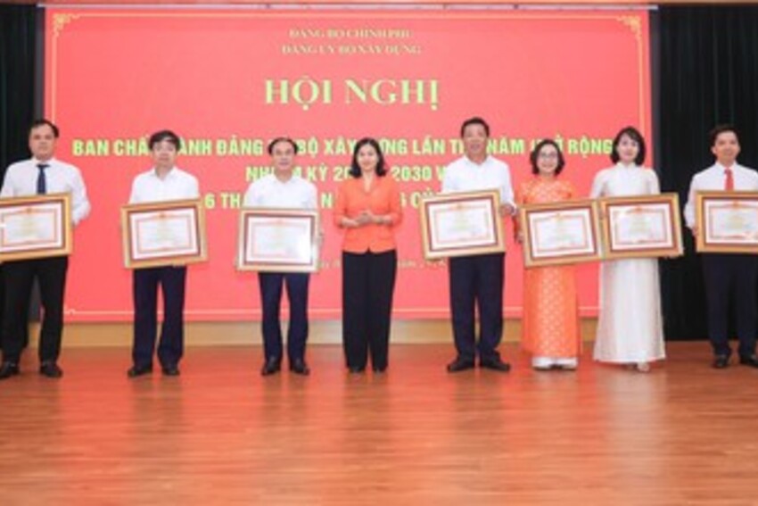 Nhiều tập thể, cá nhân ngành Xây dựng đón nhận danh hiệu thi đua, khen thưởng cao quý