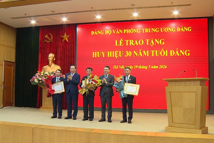 Văn phòng Trung ương trao tặng Huy hiệu 30 năm tuổi Đảng