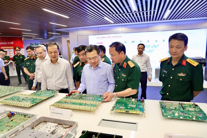 Trưởng Ban Chính sách, chiến lược Trung ương và Đoàn công tác khảo sát tại Tập đoàn Công nghiệp – Viễn thông Quân đội