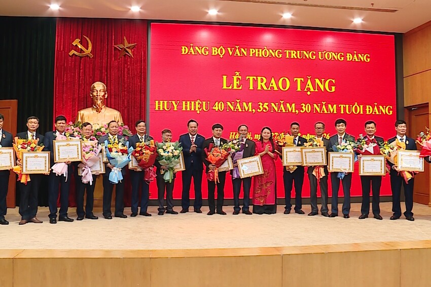 Văn phòng Trung ương trao tặng Huy hiệu 40 năm, 35 năm, 30 năm tuổi Đảng đợt 2/9