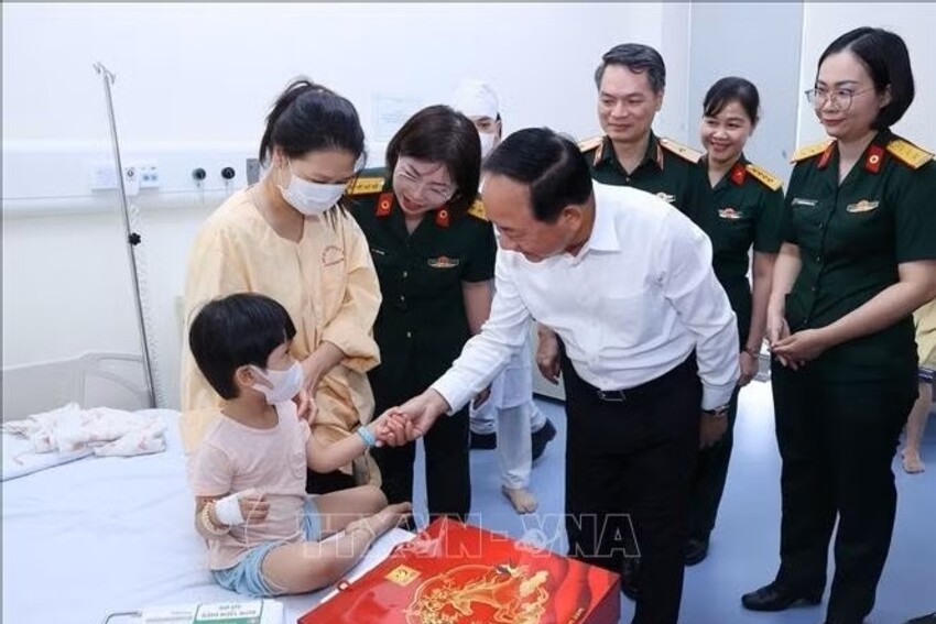 Trưởng Ban Tuyên giáo Trung ương thăm, động viên các bệnh nhi nhân dịp Tết Trung thu