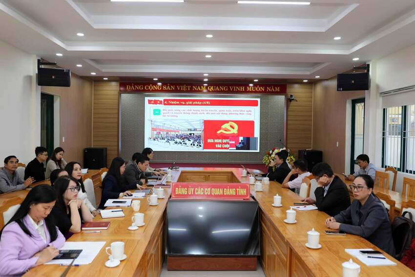 Tỷ lệ ngạch công chức trong các cơ quan của Đảng, Mặt trận Tổ quốc Việt Nam và các tổ chức chính trị - xã hội