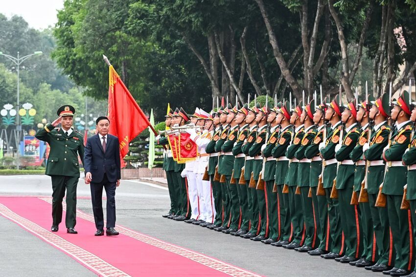 [Ảnh] Đồng chí Thường trực Ban Bí thư Trần Cẩm Tú làm việc với Ban Thường vụ Đảng ủy Quân đoàn 12