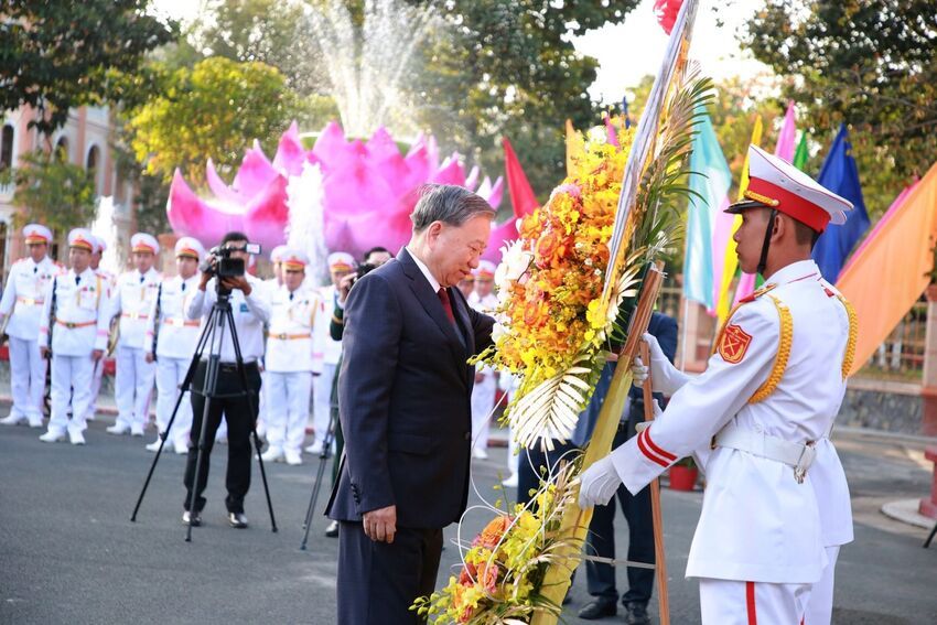 Tổng Bí thư Tô Lâm dâng hoa, dâng hương tưởng niệm Chủ tịch Hồ Chí Minh và các anh hùng liệt sỹ tại Quân khu 9