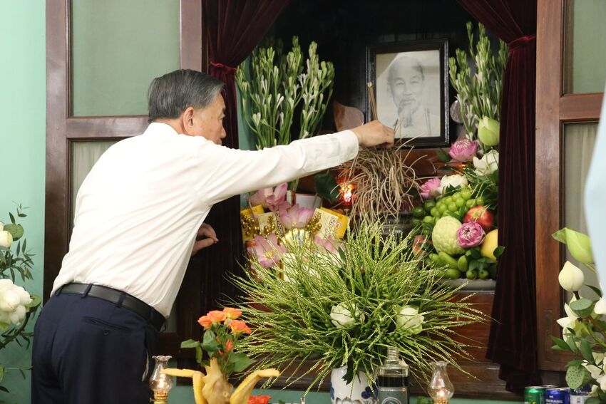 Tổng Bí thư, Chủ tịch nước Tô Lâm dâng hương tưởng nhớ Chủ tịch Hồ Chí Minh