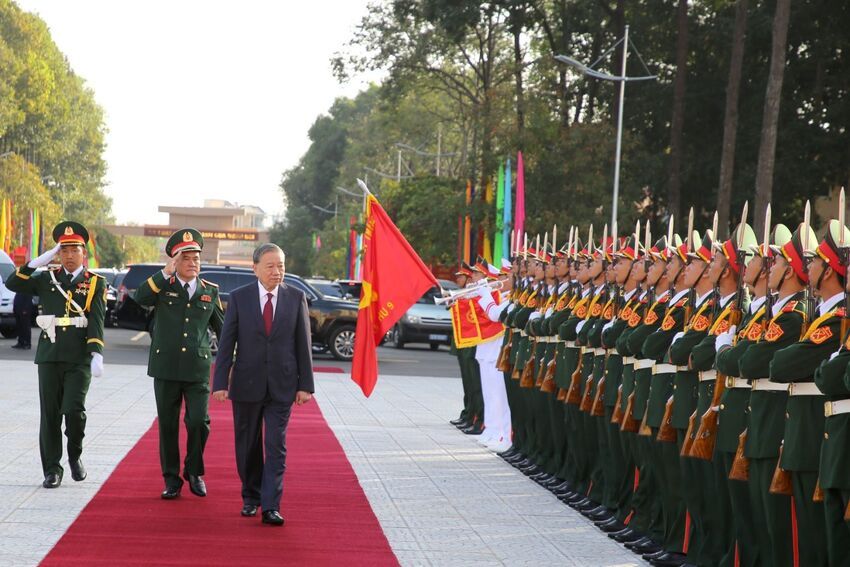 Ảnh: Tổng Bí thư Tô Lâm thăm và dự Lễ kỷ niệm 80 năm ngày truyền thống Lực lượng vũ trang Quân khu 9