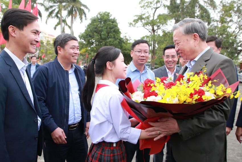 Ảnh: Tổng Bí thư Tô Lâm tiếp xúc cử tri tỉnh Hưng Yên sau Kỳ họp Quốc hội