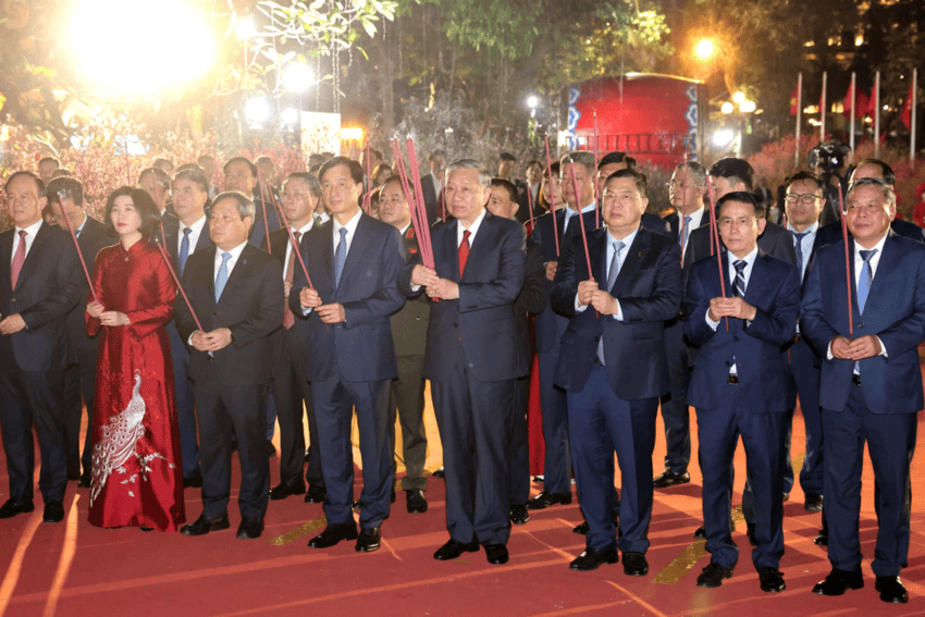 Tổng Bí thư Tô Lâm dâng hương tại tượng đài Vua Lý Thái Tổ