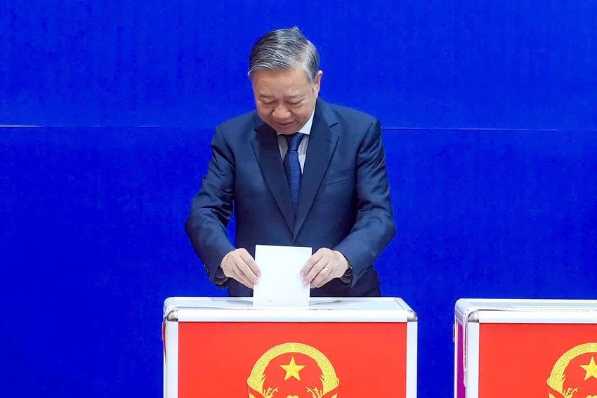 Ảnh: Tổng Bí thư Tô Lâm và các đồng chí Lãnh đạo bỏ phiếu bầu cử tại phường Ba Đình, Hà Nội