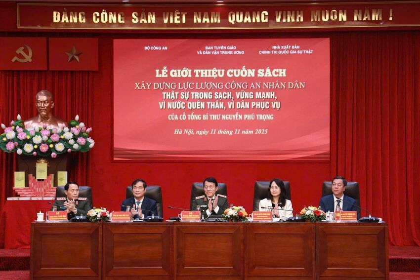 Cuốn sách của cố Tổng Bí thư Nguyễn Phú Trọng là kim chỉ nam định hướng cho toàn lực lượng CAND trong công tác, chiến đấu và xây dựng lực lượng