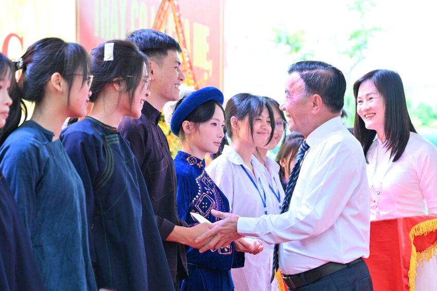 [Ảnh] Đồng chí Thường trực Ban Bí thư Trần Cẩm Tú dự Lễ khai giảng tại trường Phổ thông Dân tộc nội trú tỉnh Bắc Ninh