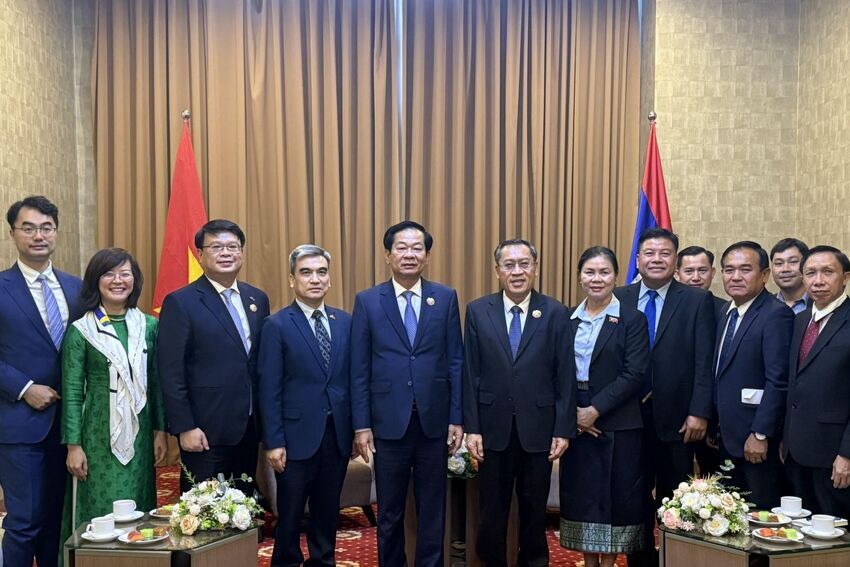 Việt Nam - Lào tăng cường hợp tác lao động và người có công