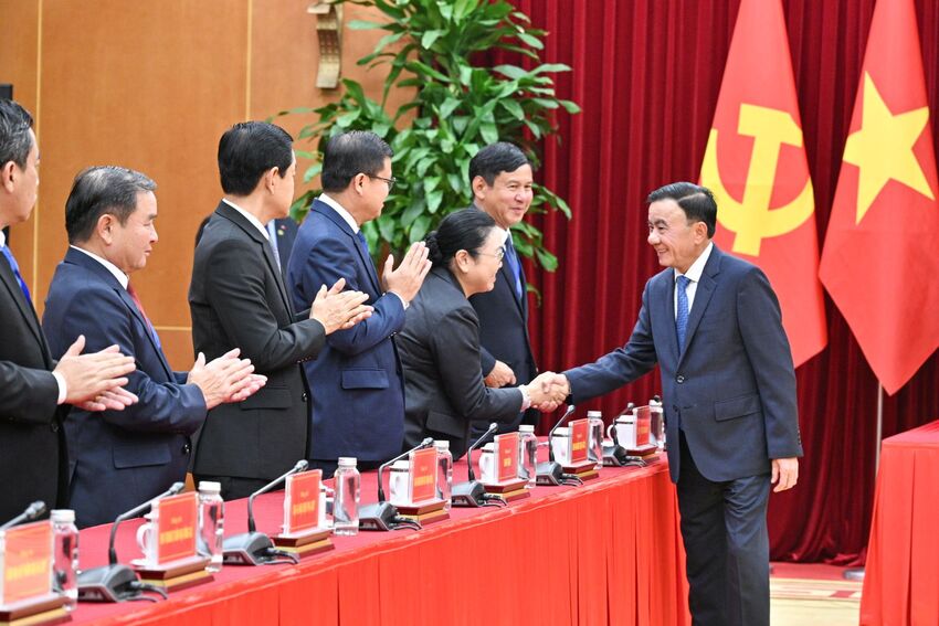 [Ảnh] Đồng chí Thường trực Ban Bí thư Trần Cẩm Tú tiếp Đoàn cán bộ cấp cao Đảng Nhân dân Cách mạng Lào