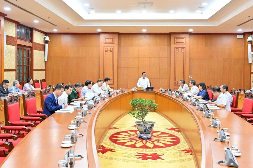 [Ảnh] Đồng chí Thường trực Ban Bí thư Trần Cẩm Tú làm việc với Tổ Biên tập về tổng kết 40 năm thực hiện Cương lĩnh xây dựng đất nước trong thời kỳ quá độ lên chủ nghĩa xã hội