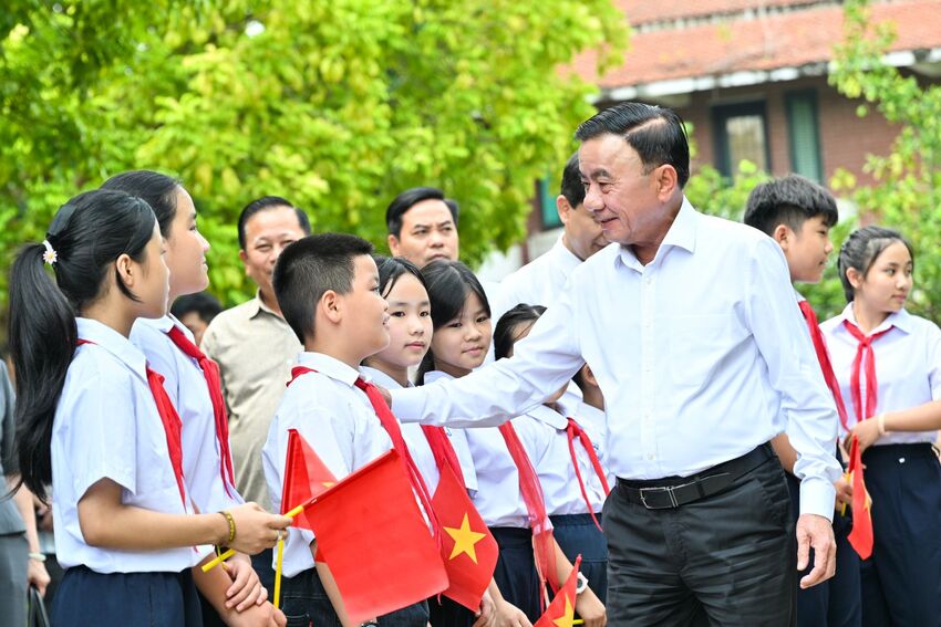 [Ảnh] Đồng chí Thường trực Ban Bí thư Trần Cẩm Tú thăm, tặng quà Làng trẻ em SOS Hà Nội