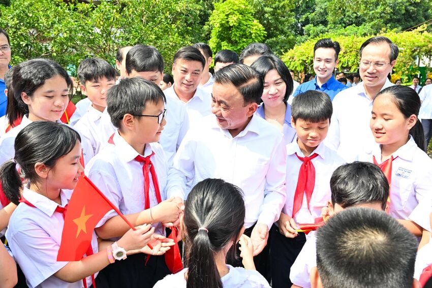 Đồng chí Thường trực Ban Bí thư Trần Cẩm Tú thăm, tặng quà thiếu nhi Làng trẻ em SOS Hà Nội