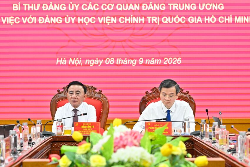 [Ảnh] Đồng chí Thường trực Ban Bí thư Trần Cẩm Tú làm việc với Đảng ủy Học viện Chính trị quốc gia Hồ Chí Minh