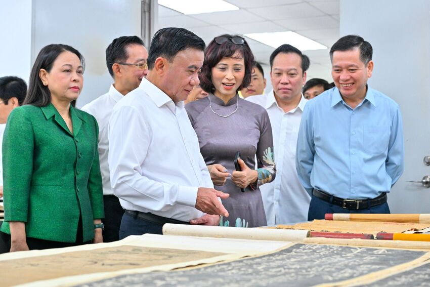 [Ảnh] Đồng chí Thường trực Ban Bí thư Trần Cẩm Tú làm việc với Đảng ủy Viện Hàn lâm Khoa học xã hội Việt Nam