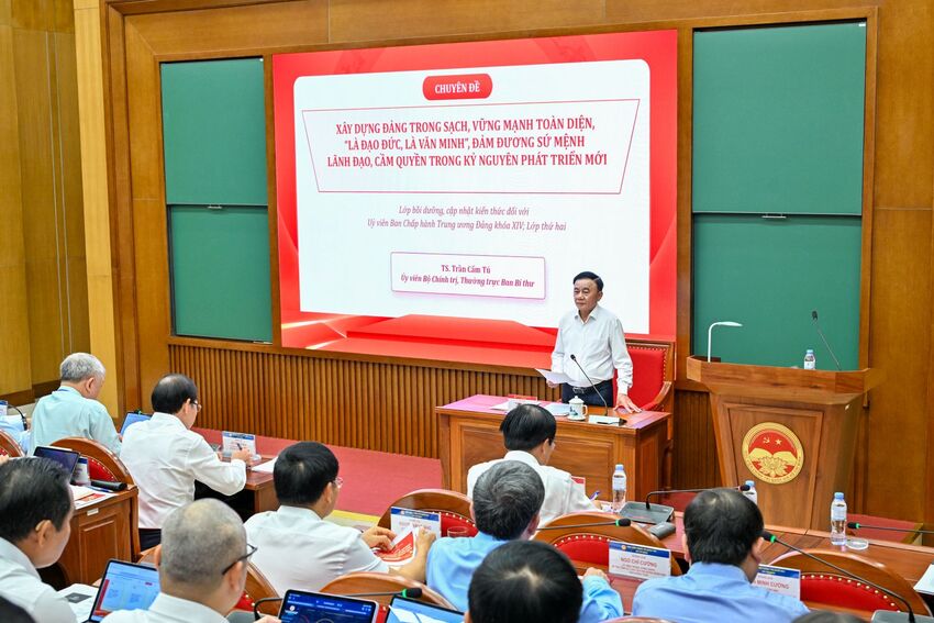 [Ảnh] Đồng chí Thường trực Ban Bí thư Trần Cẩm Tú trao đổi chuyên đề về xây dựng Đảng với các Ủy viên Trung ương Đảng
