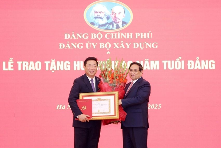 Trao Huy hiệu 40 năm tuổi Đảng tặng Bộ trưởng Bộ Xây dựng Trần Hồng Minh