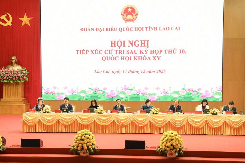 Ảnh: Đồng chí Thường trực Ban Bí thư Trần Cẩm Tú tiếp xúc cử tri tỉnh Lào Cai sau Kỳ họp thứ 10, Quốc hội khóa XV