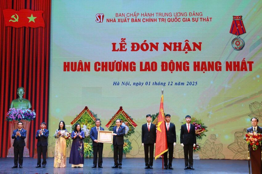 Nhà xuất bản Chính trị quốc gia Sự thật đón nhận Huân chương Lao động hạng Nhất