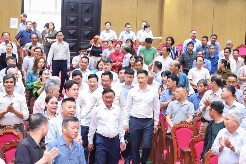 [Ảnh] Đồng chí Thường trực Ban Bí thư Trần Cẩm Tú tiếp xúc cử tri tại thành phố Đà Nẵng