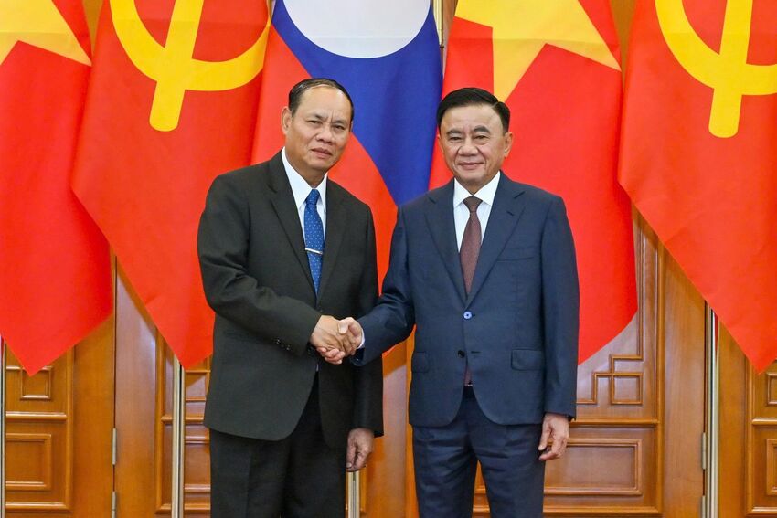 [Ảnh] Đồng chí Thường trực Ban Bí thư Trần Cẩm Tú chủ trì lễ đón Thường trực Ban Bí thư Lào