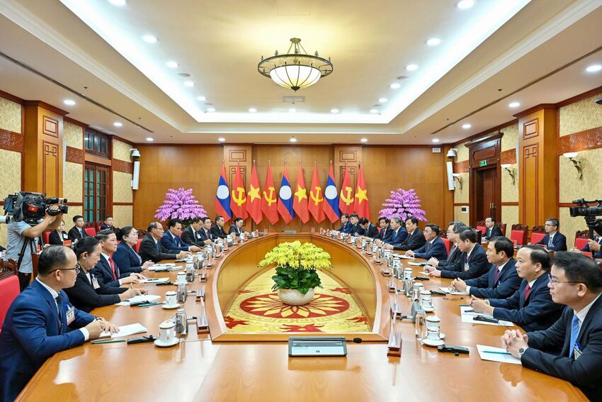 Đồng chí Thường trực Ban Bí thư Trần Cẩm Tú hội đàm với Thường trực Ban Bí thư Trung ương Đảng Nhân dân Cách mạng Lào Vilay Lakhamphong