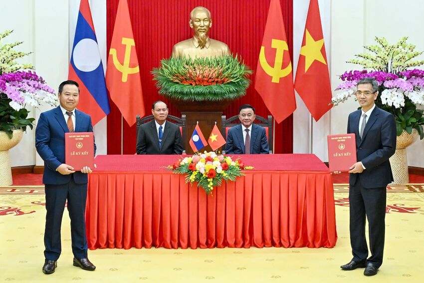[Ảnh] Đồng chí Thường trực Ban Bí thư Trần Cẩm Tú và Thường trực Ban Bí thư Lào chứng kiến lễ trao văn kiện hợp tác
