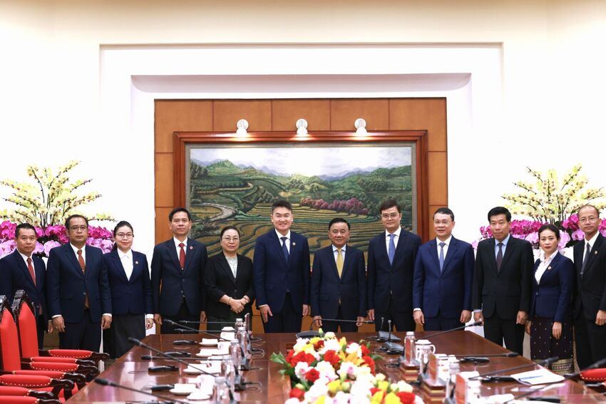 Đồng chí Thường trực Ban Bí thư Trần Cẩm Tú tiếp Bí thư Đoàn Thanh niên Nhân dân Cách mạng Lào