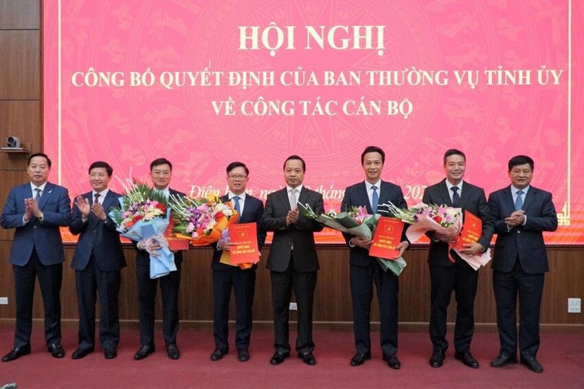 Điện Biên công bố quyết định điều động, phân công công tác cán bộ