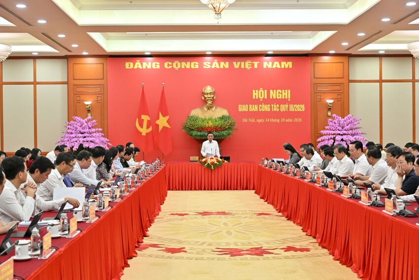 [Ảnh] Đồng chí Thường trực Ban Bí thư Trần Cẩm Tú chủ trì Hội nghị giao ban công tác quý III năm 2026