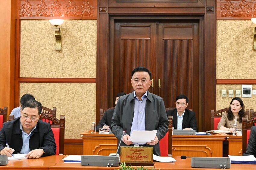 Đồng chí Trần Cẩm Tú chủ trì họp Thường trực Tiểu ban Tổ chức phục vụ Đại hội XIV của Đảng