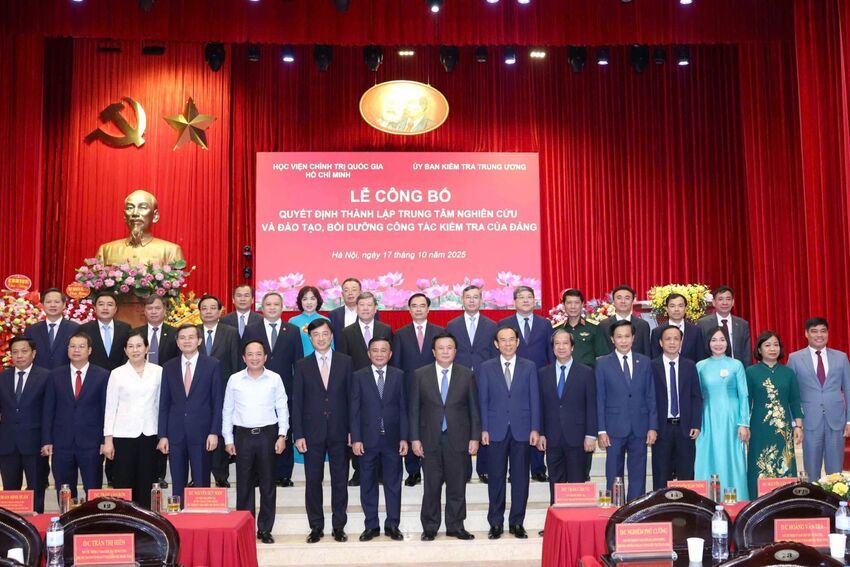 Ảnh: Đồng chí Trần Cẩm Tú dự Lễ công bố Quyết định thành lập Trung tâm Nghiên cứu và đào tạo, bồi dưỡng công tác kiểm tra của Đảng