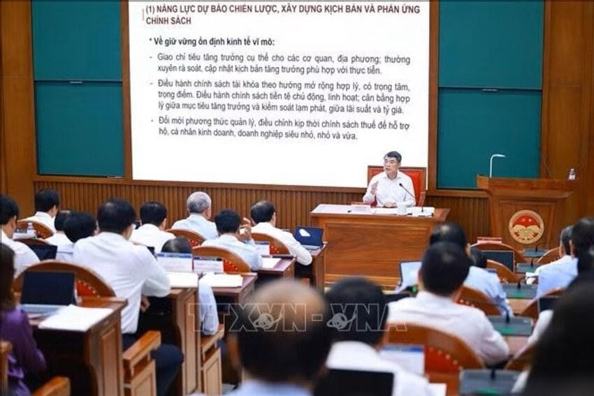 Thủ tướng Lê Minh Hưng trao đổi Chuyên đề về nâng cao năng lực điều hành của Chính phủ