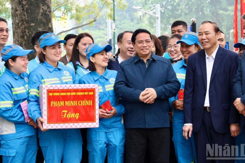 Thủ tướng Phạm Minh Chính thăm, động viên, chúc Tết công nhân vệ sinh môi trường ở Hà Nội