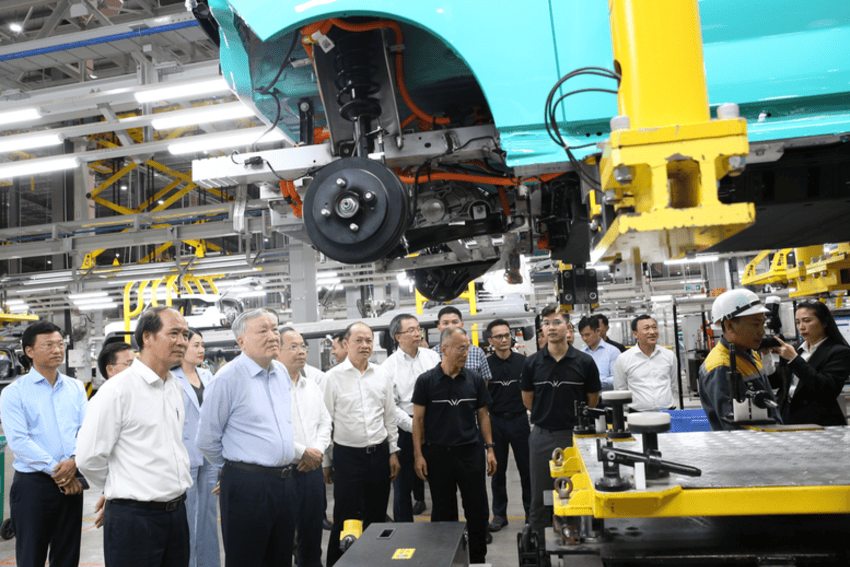 Phó Thủ tướng Thường trực Nguyễn Hòa Bình thăm Nhà máy sản xuất ô tô điện VinFast