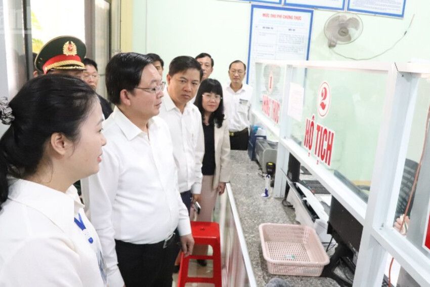 Phó Thủ tướng Hồ Quốc Dũng thăm, làm việc với xã biên giới Ea Bung