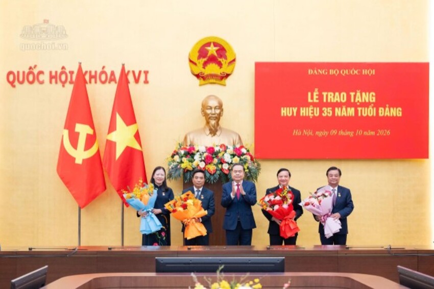 Chủ tịch Quốc hội Trần Thanh Mẫn trao Huy hiệu Đảng tặng các đồng chí Lãnh đạo Quốc hội