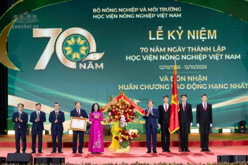 Chủ tịch Quốc hội Trần Thanh Mẫn dự Lễ kỷ niệm 70 năm thành lập Học viện Nông nghiệp Việt Nam và đón nhận Huân chương Lao động hạng Nhất
