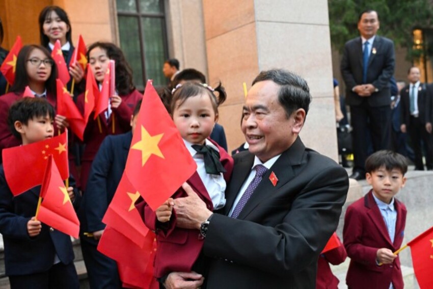 Chủ tịch Quốc hội Trần Thanh Mẫn gặp gỡ cán bộ, nhân viên Đại sứ quán và Cộng đồng người Việt Nam tại Trung Quốc