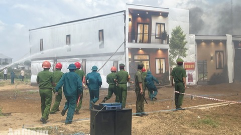Long Kiến diễn tập chữa cháy, cứu nạn công trình sập đổ
