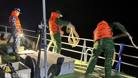 Cứu 4 thuyền viên trên xà lan bị chìm ở vùng biển Kiên Hải