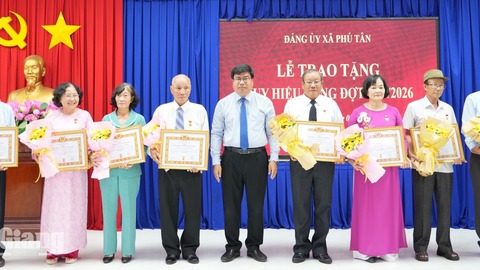 Phú Tân trao Huy hiệu Đảng cho 103 đảng viên 