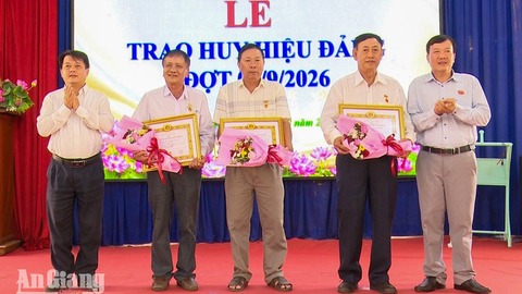 Xã Nhơn Mỹ trao Huy hiệu Đảng cho 45 đảng viên