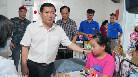 Đồng chí Đinh Văn Nơi tặng 130 suất quà Trung thu cho thiếu nhi tại Phú Quốc
