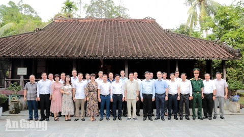 Đồng chí Phan Đình Trạc dâng hương tại Đền thờ Chủ tịch Tôn Đức Thắng, tỉnh An Giang 